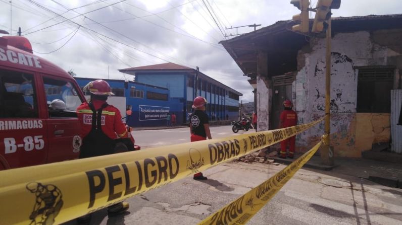 Los bomberos trabajan en las zonas de emergencia de Alto Amazonas, Loreto.