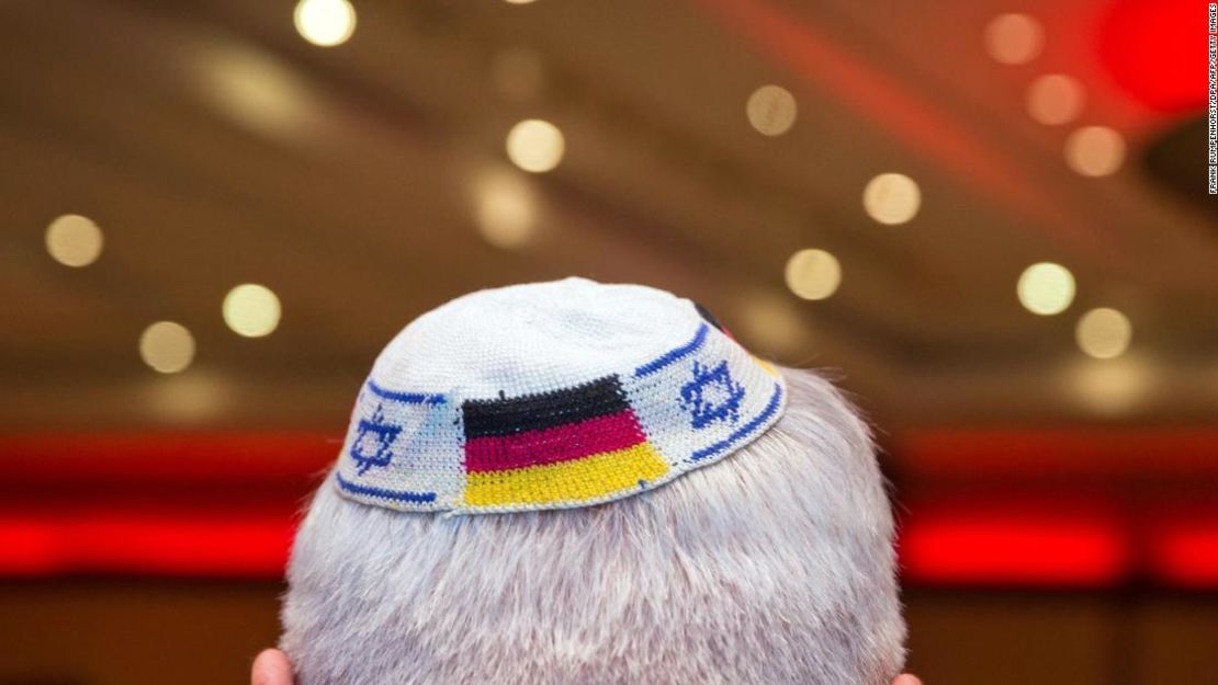 Una kipá lleva bordadas las banderas de Alemania e Israel.