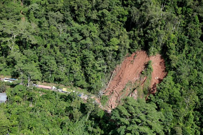 Vista aérea que muestra un desprendimiento de tierras causado por el sismo en la zona aledaña a Yurimaguas, en la región amazónica de Perú.