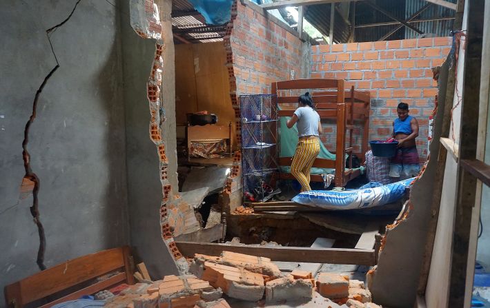 Decenas de casas resultaron afectadas tras el sismo ocurrido este domingo, reportaron las autoridades peruanas.