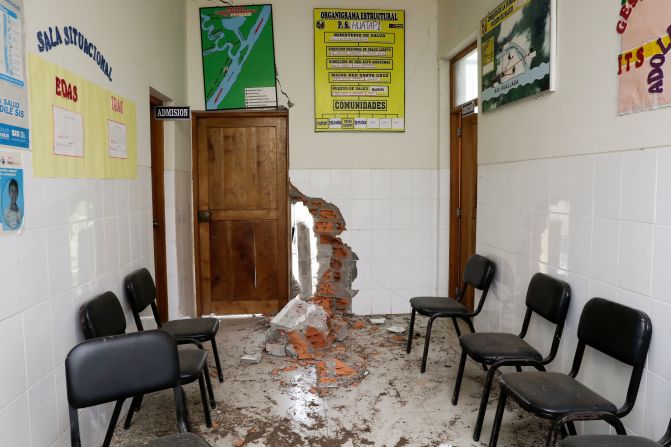 Así quedó de dañada la habitación de un hospital en en Huatapi, en las afueras de Yurimaguas, tras el sismo de este domingo en Perú.