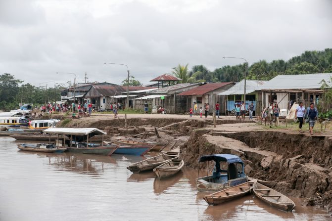 Los residentes caminan en un área afectada por un terremoto en Puerto Santa Gema.