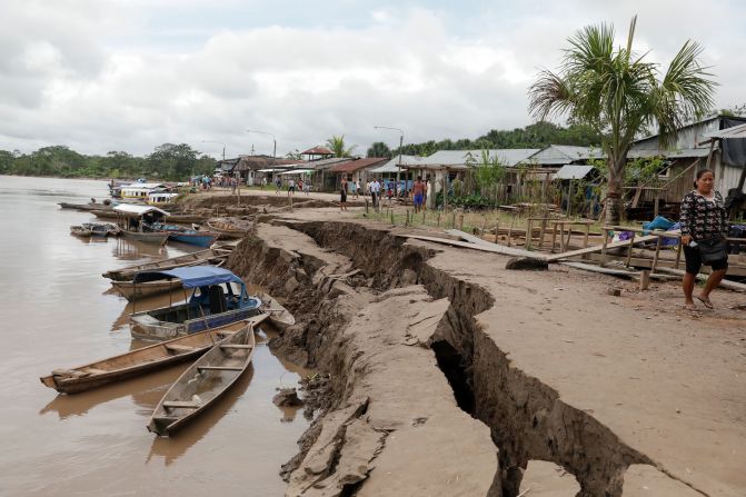 Una vista general muestra una grieta en el suelo causada por el sismo.