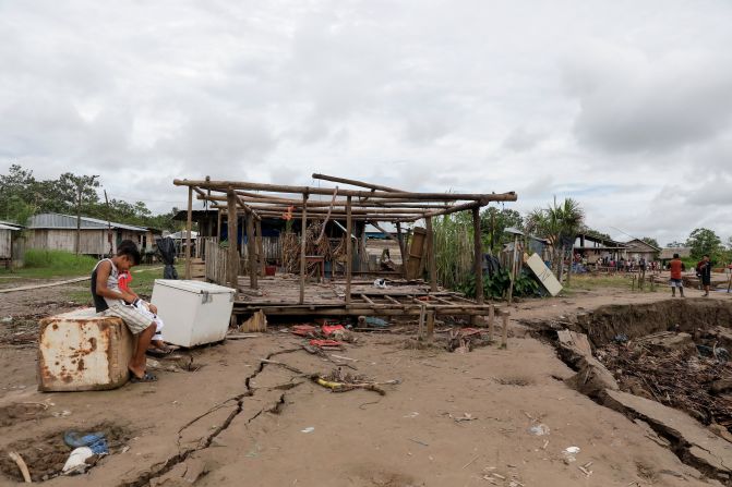 Niños se sientan en una nevera portátil en un área afectada de Puerto Santa Gema, horas después del terremoto que sacudió fuertemente la zona.