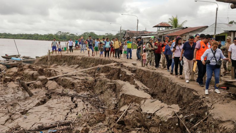 Funcionarios gubernamentales y medios de comunicación visitan un área afectada por un terremoto en Puerto Santa Gema, en las afueras de Yurimaguas, en la región amazónica de Loreto, Perú.