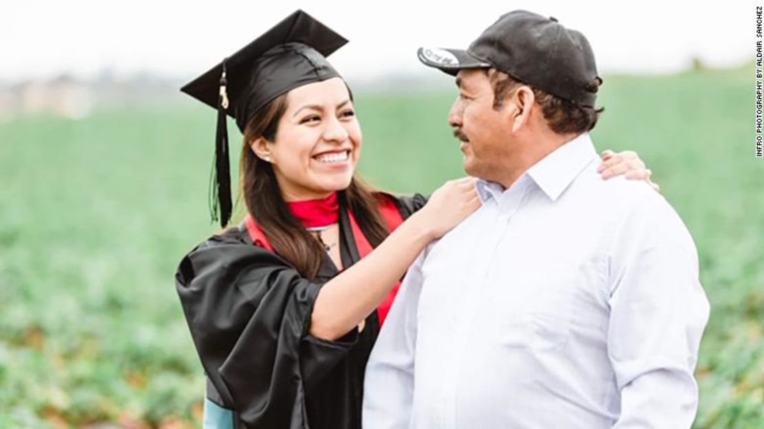 Erica Alfaro posa con su padre, Claudio Alfaro.