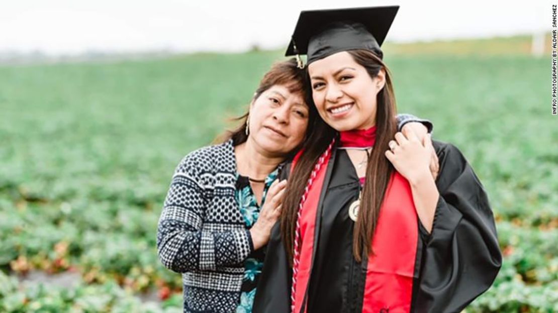 Erica Alfaro posa con su madre, Teresa Herrera.