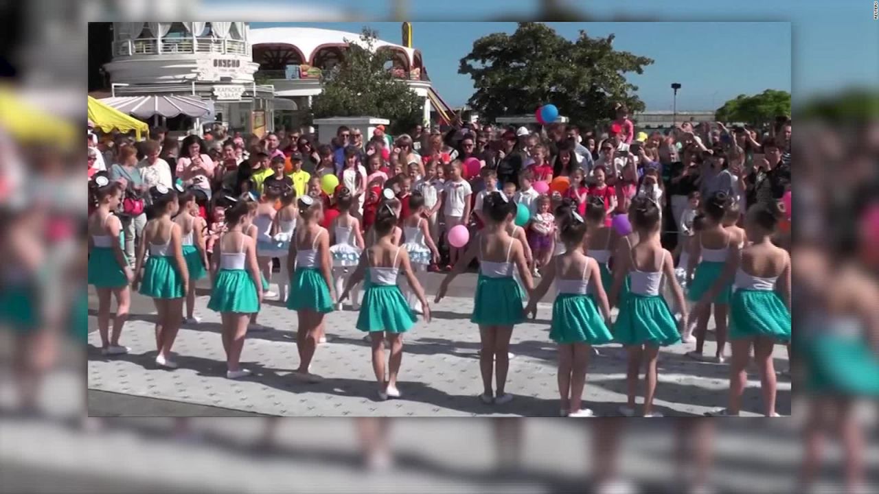 CNNE 653707 - desfile de mellizos en crimea