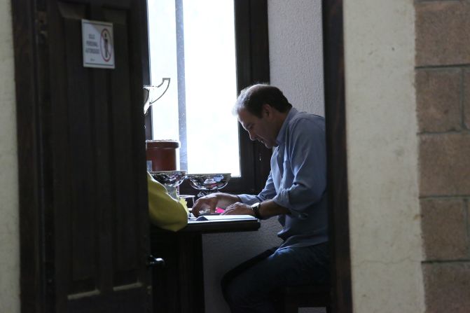 Entrenador Fausto Gutiérrez, trabajando en su oficina