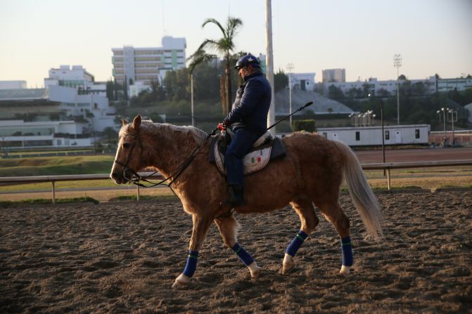 El propietario Juan Ruíz García montando su poni mientras observa los entrenamientos de cerca.