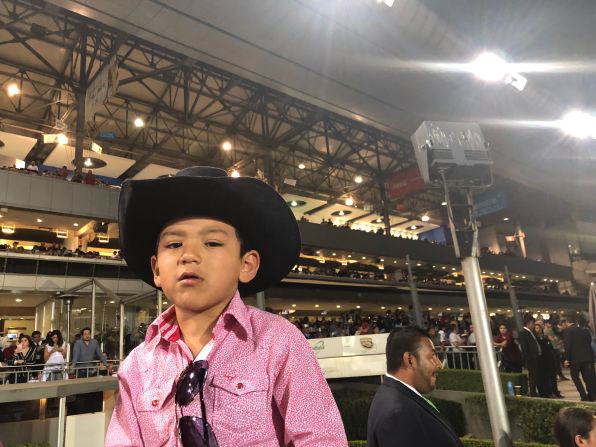 Niño presenciando el Hándicap de las Américas 2019.