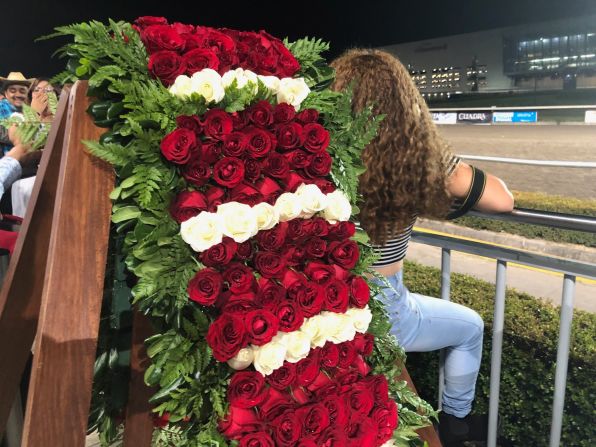 Corona de flores destinada para el ganador del Hándicap de las Américas 2019