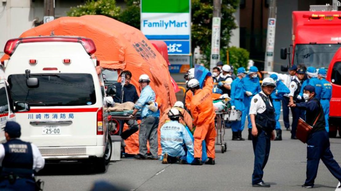 Equipos de rescate laboran en la escena del ataque.