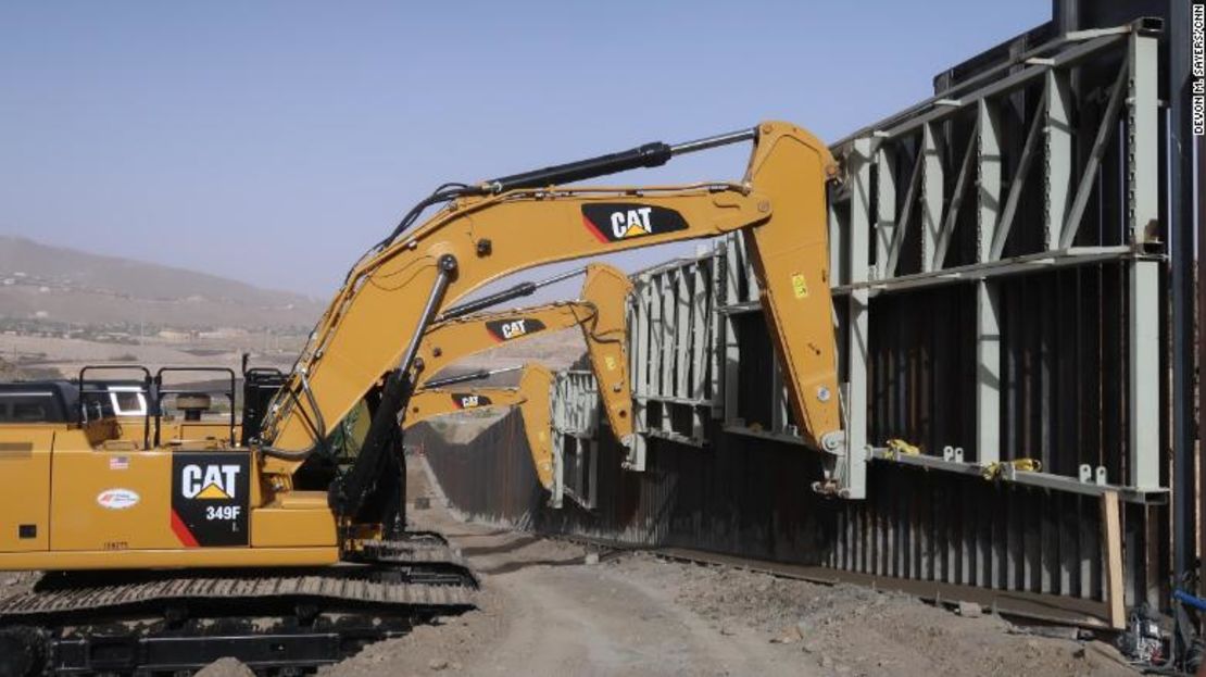 CNN vio el lunes equipos de construcción trabajando en una zona de la frontera entre México y Estados Unidos cerca de la línea divisoria entre Nuevo México y Texas.