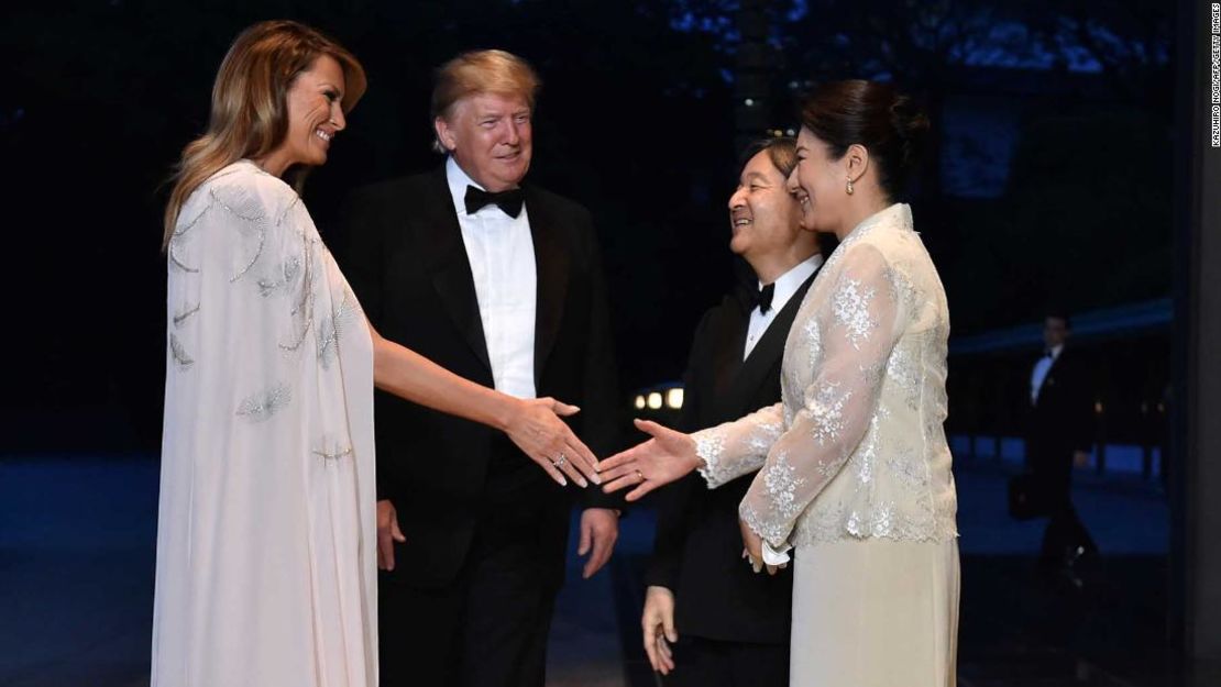 El presidente de Estados Unidos, Donald Trump, y la primera dama, Melania Trump, saludan al emperador de Japón Naruhito y a la emperatriz Masako a su llegada al Palacio Imperial en la visita estatal a Tokio el 27 de mayo de 2019.