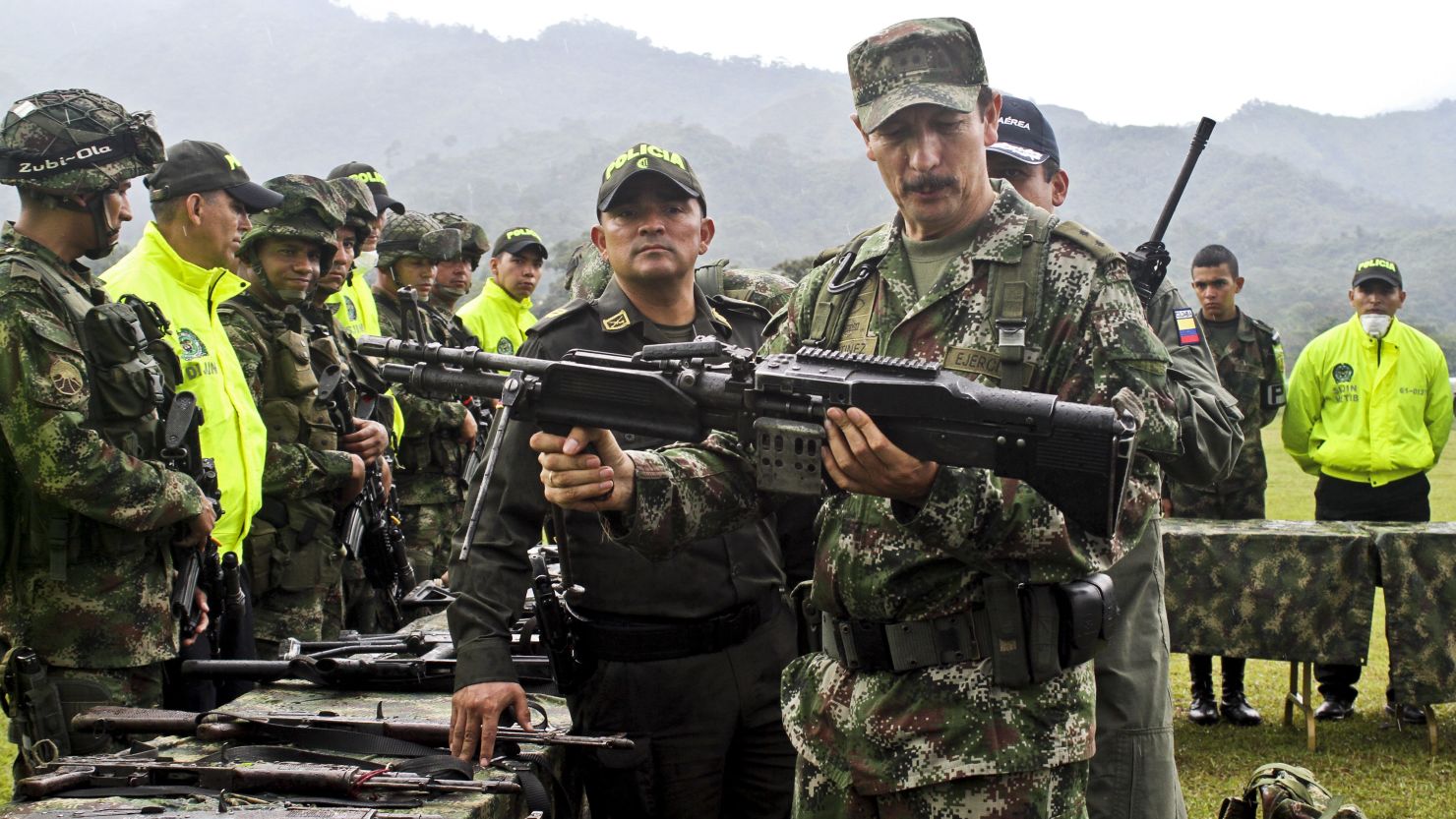 General Nicacio Martinez Espinel sostiene un arma en una foto de 2014