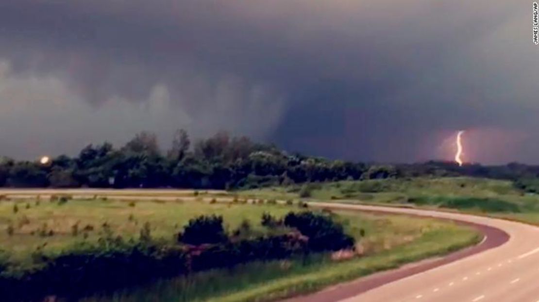 Un sistema de tormentas se observa en Shawnee, Kansas, el martes 28 de mayo.