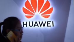 CNNE 654619 - huawei demanda al gobierno de ee-uu-