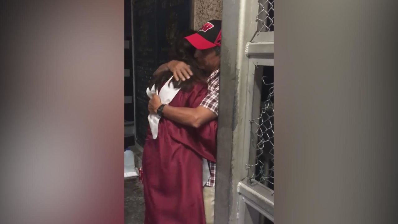 CNNE 654630 - graduanda celebra con su padre deportado