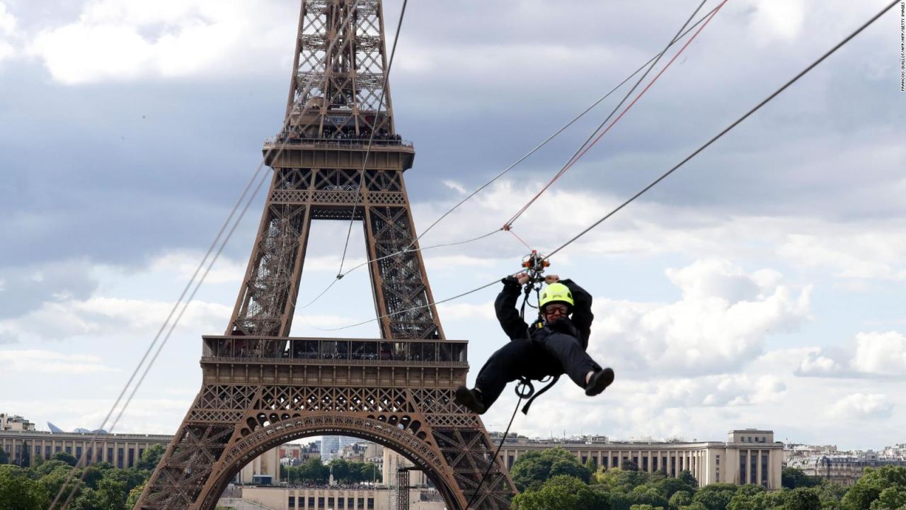 CNNE 654686 - instalan una tirolesa en la torre eiffel