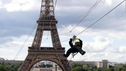 CNNE 654686 - instalan una tirolesa en la torre eiffel