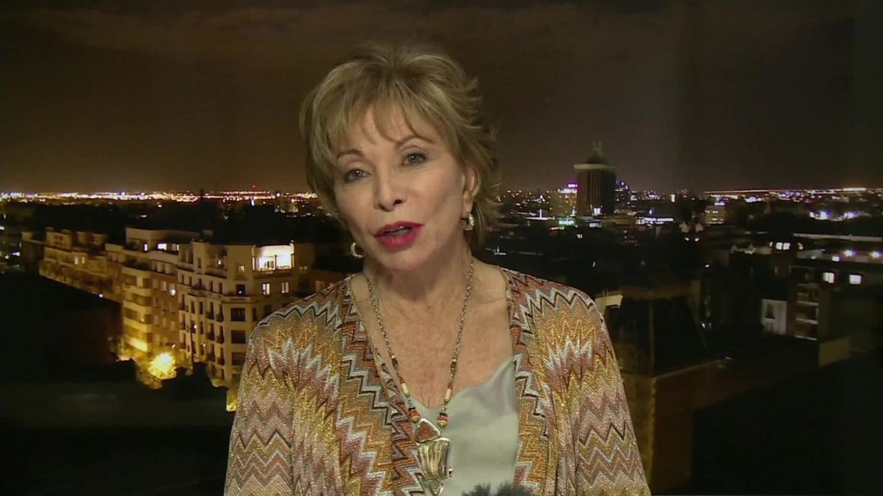 CNNE 654694 - isabel allende- la politica argentina es extrana