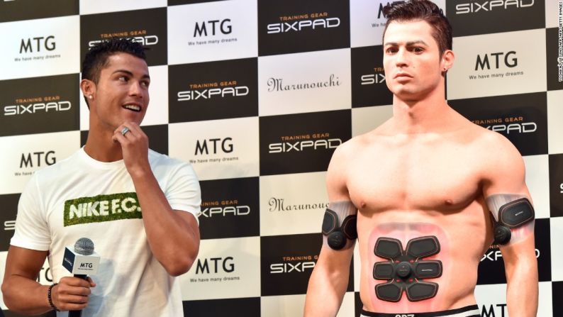 Cristiano Ronaldo posa junto a una figura impresa en 3D en un evento promocional en Tokio en 2015. ¿Qué opinas?.