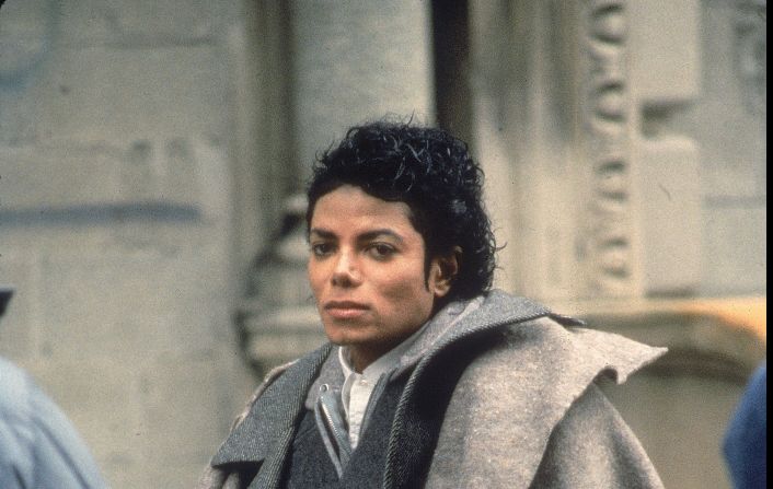 Una foto de Michael Jackson en 1987, por la época del video de "Bad", a la que hace alusión a la figura de cera.