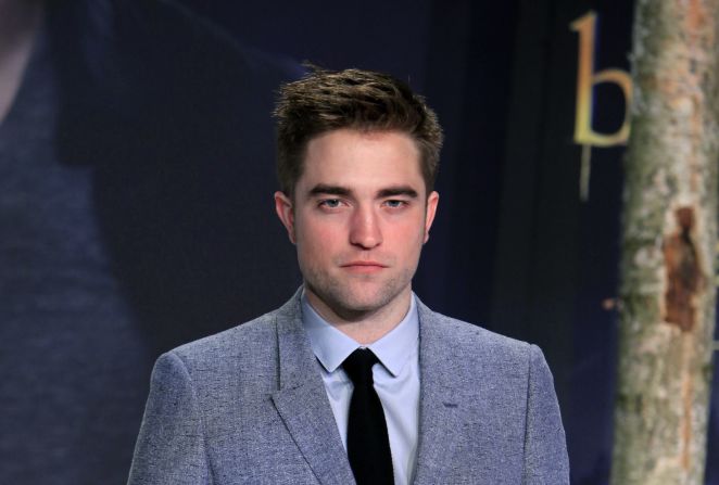 Una foto de Pattinson en 2012 muestra que la figura de cera no es muy similar.