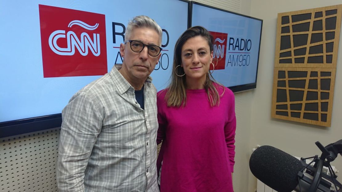 Raquel Vivanco con Pepe Gil Vidal en los estudios de CNN Radio Argentina.