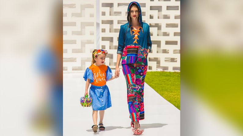 Con colores brillantes y telas naturales frescas, la colección está hecha pensando en la mujer que no tiene miedo a ser el centro de atención.