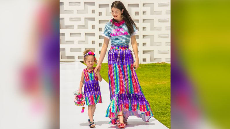 Amplias faldas multicolores son perfectas para que madre e hija salgan coordinadas y estén a la moda.