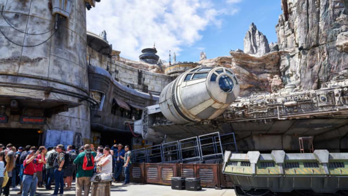 A medida que se abre, la atracción y el paseo característicos de Disneyland's Galaxy's Edge es el halcón Milenario a escala completa, de más de 30 metros de largo, perfecto para la película.