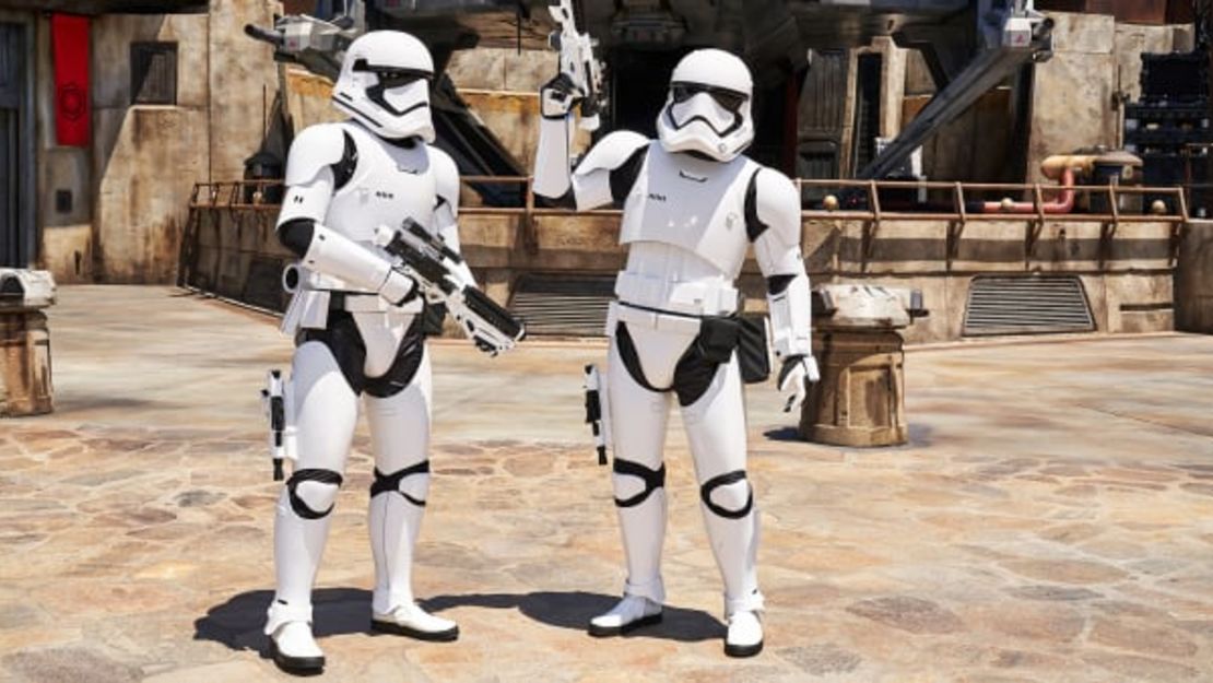 Los Stormtroopers de primer orden señalan que Galaxy's Edge se lleva a cabo durante la trilogía de la película actual.