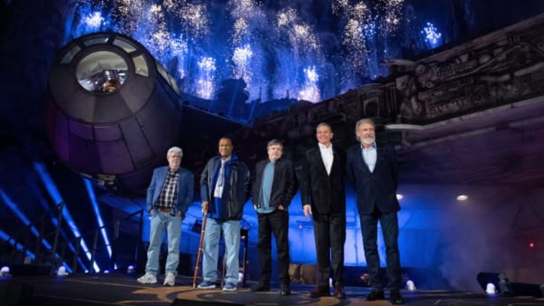 De izquierda a derecha, George Lucas, Billy Dee Williams, Mark Hamil, Bob Iger y Harrison Ford asisten a la presentación de Star Wars: Galaxy's Edge en Disneyland el miércoles por la noche.