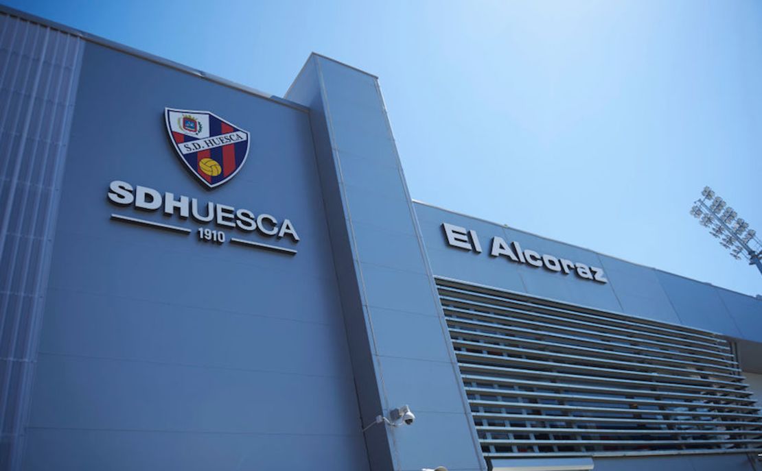 De acuerdo con el poder judicial, se investiga también a otras 15 personas relacionadas con el mundo del fútbol y las apuestas deportivas y a una personalidad jurídica, el club de fútbol Sociedad Deportiva Huesca.