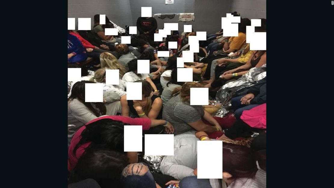 Esta foto proporcionada en el reporte de la oficina del Inspector General del Departamento de Seguridad muestra una celda llena de mujeres en detención observada por la Oficina del inspector general el 8 de mayo de 2019.