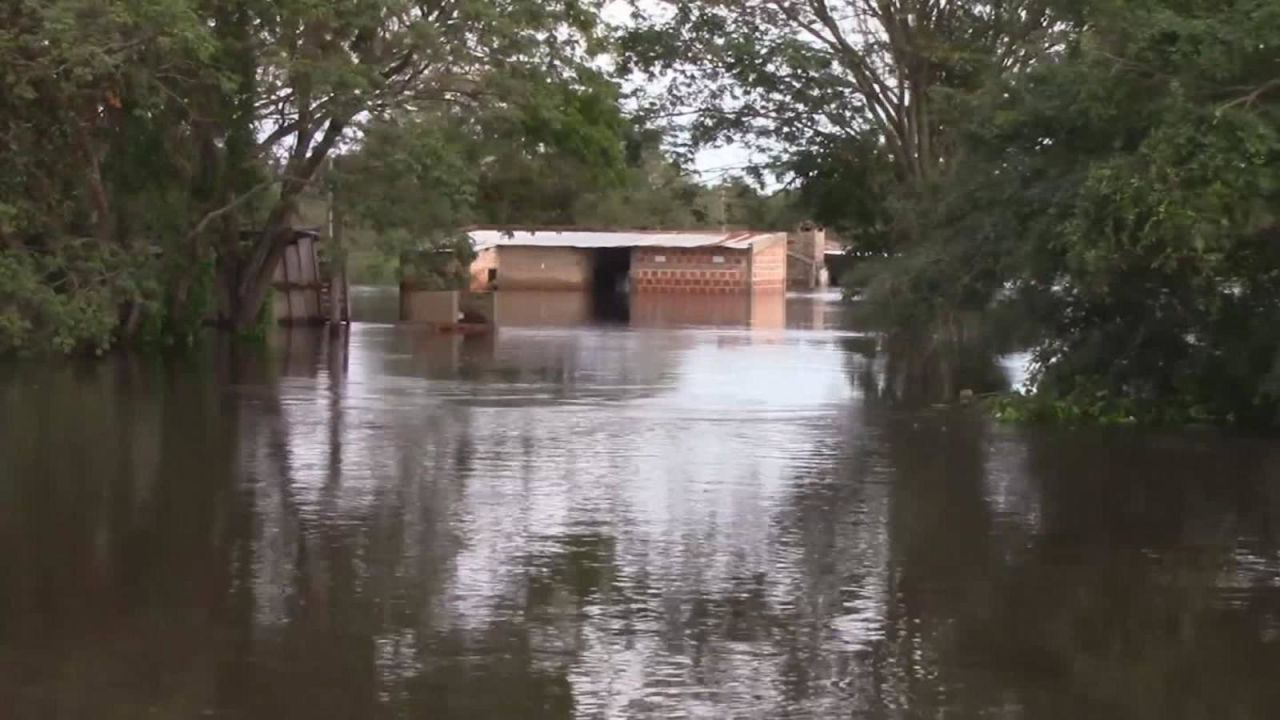 CNNE 655578 - desbordamiento del rio paraguay causa evacuaciones