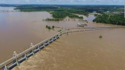 CNNE 655624 - estragos por las inundaciones en el centro de ee-uu-