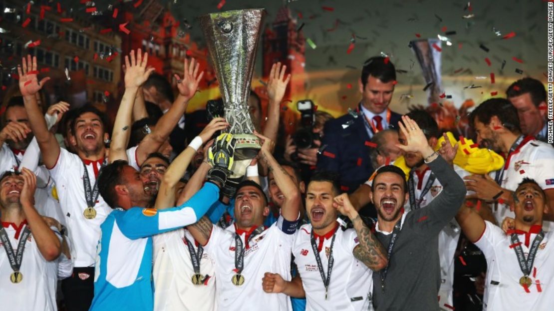 José Antonio Reyes, como capitán de Sevilla, levanta el trofeo de la Liga de Europa el 18 de mayo de 2016 en Basilea, Suiza.