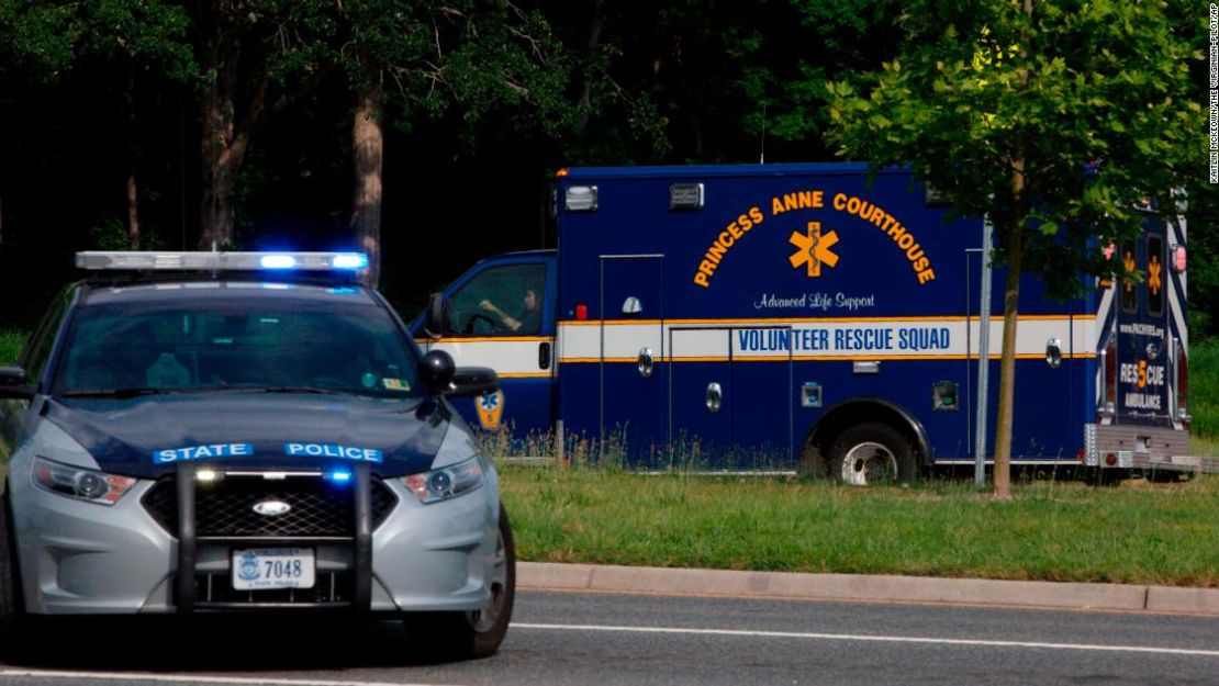 Una ambulancia y un auto policial se ubican a los alrededores del lugar del tiroteo de virginia Beach.