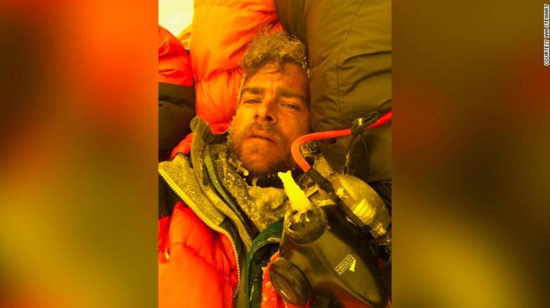 Ian Stewart, cubierto de carámbanos y nieve, se derrumba en su tienda después de haber llegado a la cima del Everest.