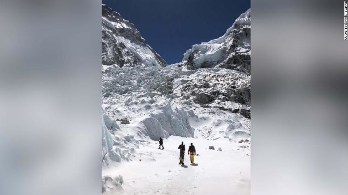 La caída de hielo del Everest, el primer desafío que enfrentan los escaladores cuando se dirigen al Campamento Uno.