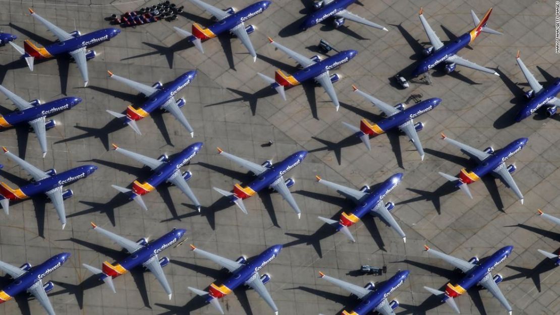 Un número de aviones Boeing 737 MAX de la aerolúnea Southwest se estaciona en el Aeropuerto de Logística del Sur de California.