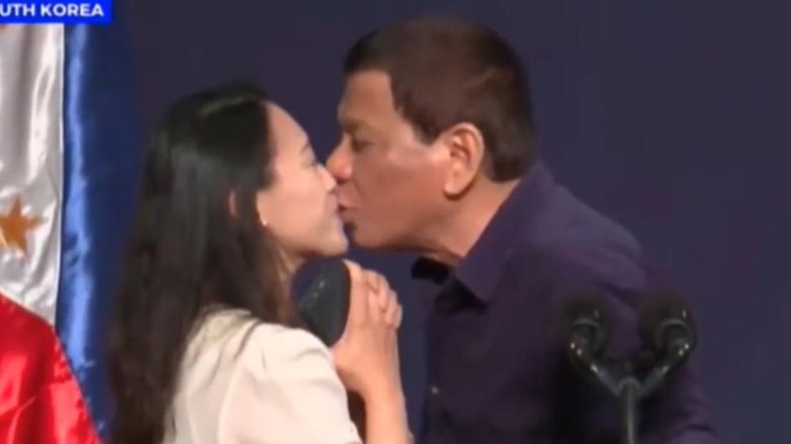 El presidente de Filipinas, Rodrigo Duterte, provocó indignación después de besar a una mujer en los labios durante un encuentro y una reunión en Corea del Sur en 2018.