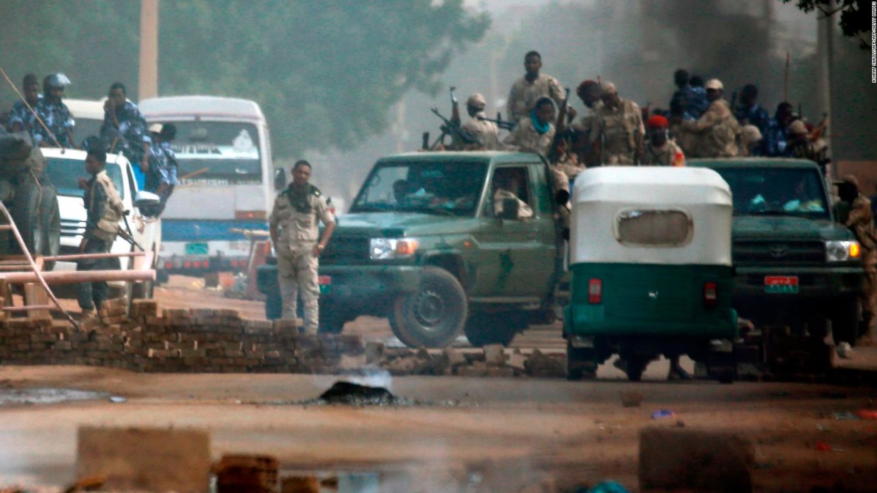 CNNE 656160 - militares arremeten contra manifestacion pacifica en sudan