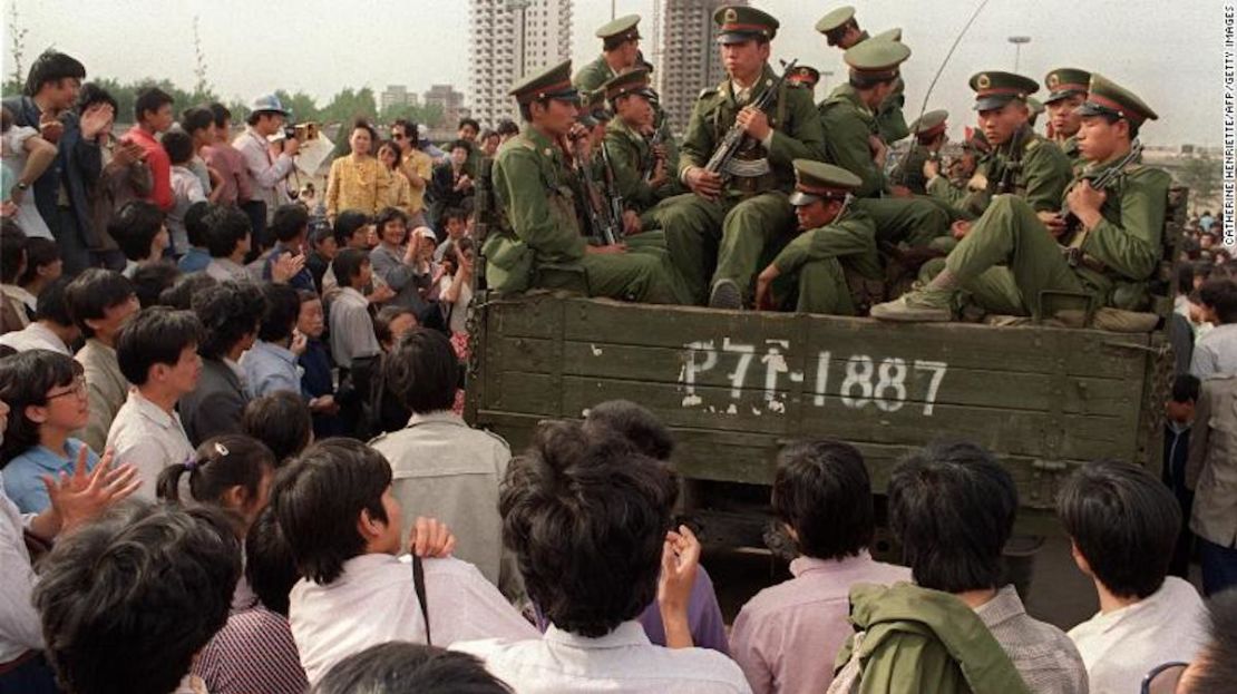 Los manifestantes a favor de la democracia rodean un camión lleno de soldados del Ejército de Liberación Popular (OLP) el 20 de mayo de 1989 en Beijing, camino a la Plaza de Tiananmén.