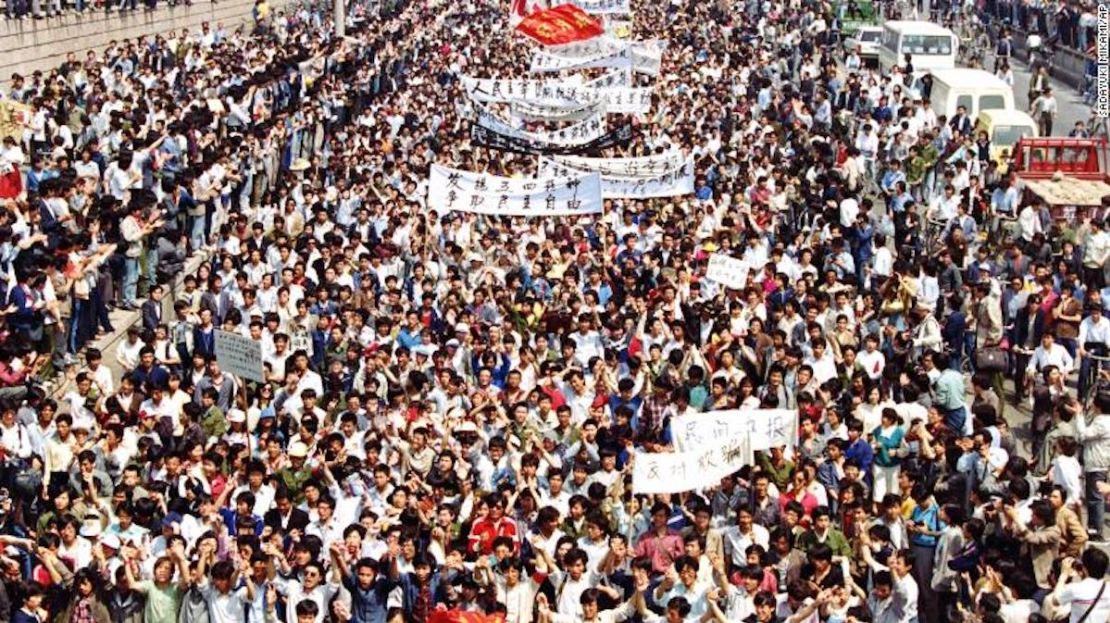 Más de siete mil estudiantes de colegios y universidades locales marchan a la Plaza de Tiananmén, Beijing, el 4 de mayo, para manifestarse a favor de la reforma del gobierno.