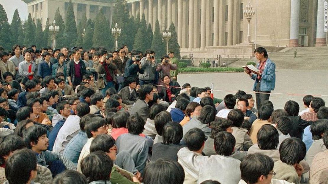 Un líder estudiantil chino lee una lista de demandas a estudiantes que realizan una sentada frente al Gran Salón del Pueblo de Beijing el 18 de abril.