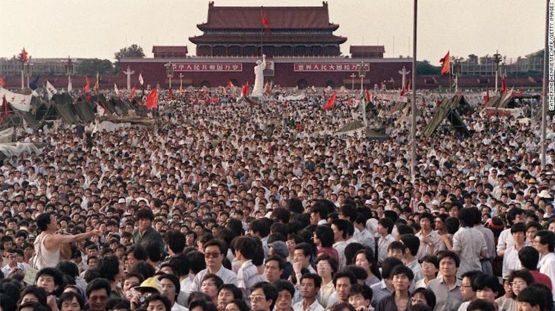 Cientos de miles de chinos se reunieron el 2 de junio de 1989 en la Plaza de Tiananmén pidiendo democracia en vez de la ley marcial en Beijing.